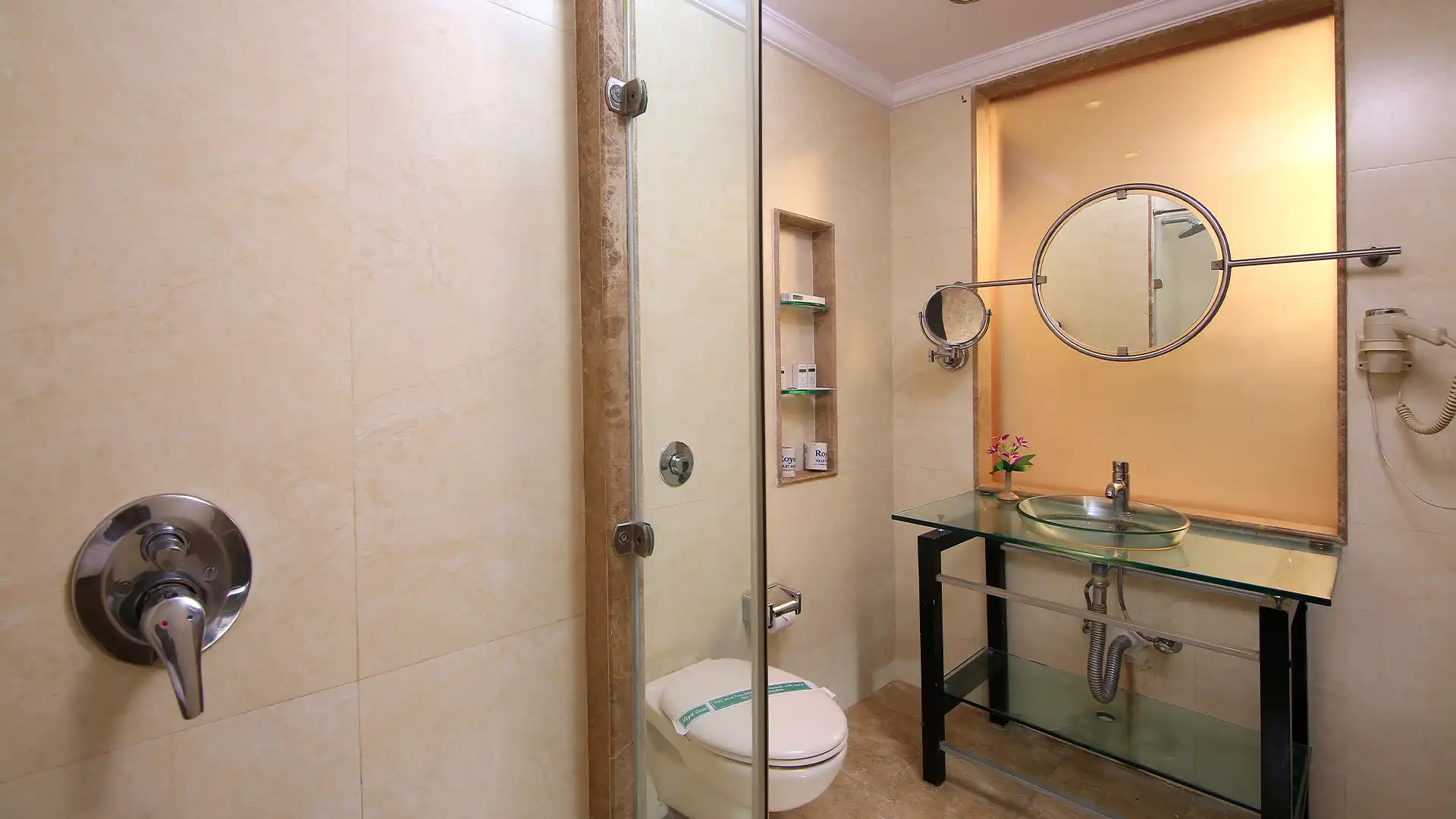 Spacious bathroom with vanity basin and mirror
